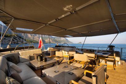 Ocean pure 2 - Aft seating area and dinning table