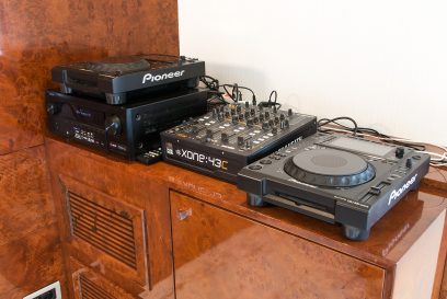 M/Y MOKA - Upper salon audio system